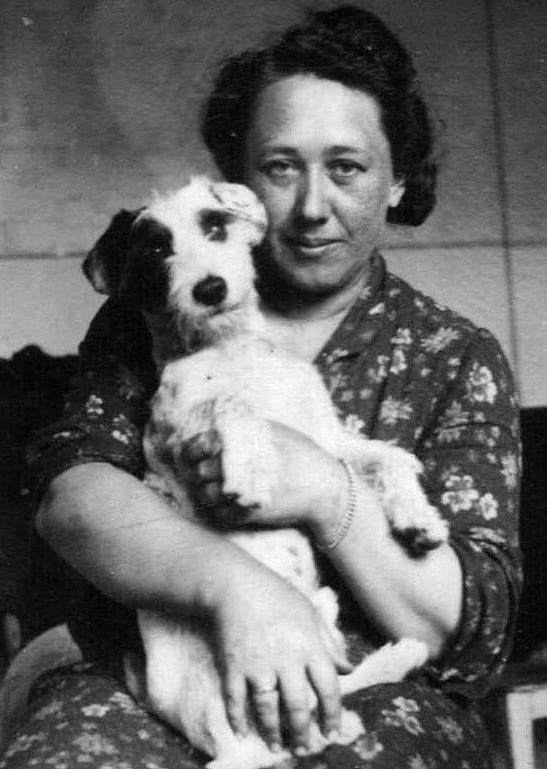 Der Enkelsprung: Fotografen-Haushalt mit Hund, Olmütz, Frühjahr 1942