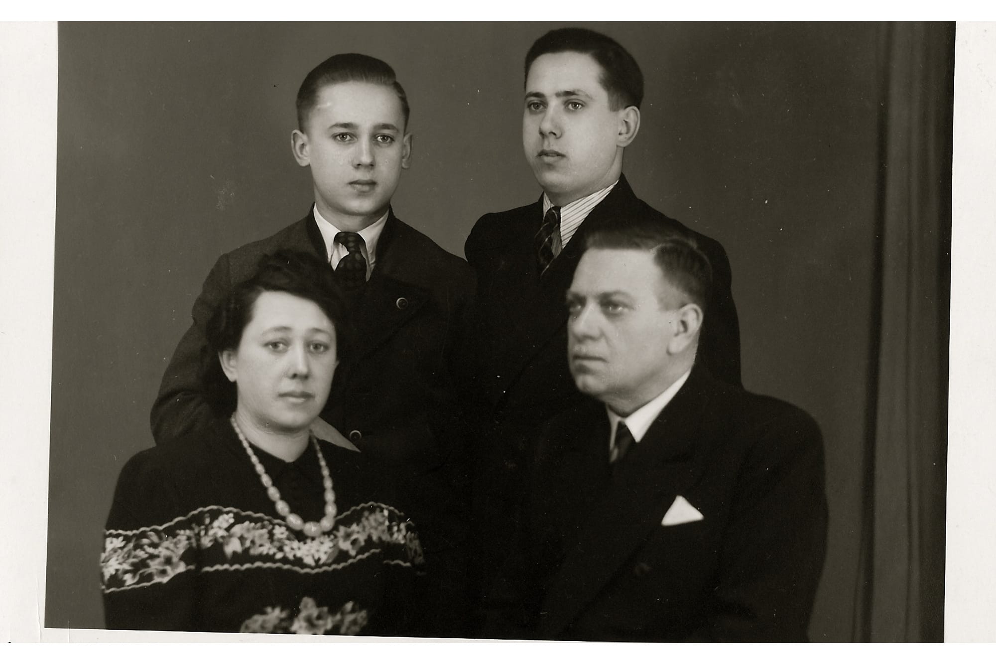 Der Enkelsprung: Fotografen-Haushalt mit Hund, Olmütz, Frühjahr 1942