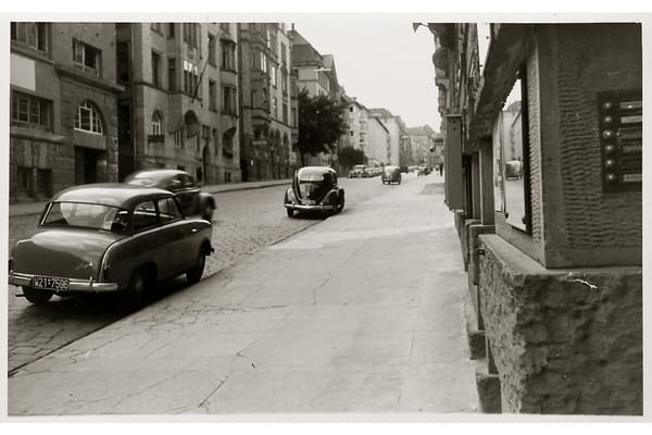 Familien-Neustart in Stuttgart: Foto Rafael, 1955